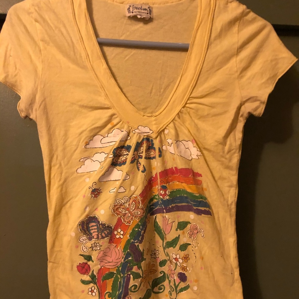 Freedom v-neck yellow shirt with colorful design